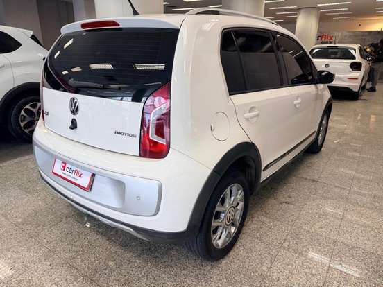 VOLKSWAGEN-CROSS UP-2016