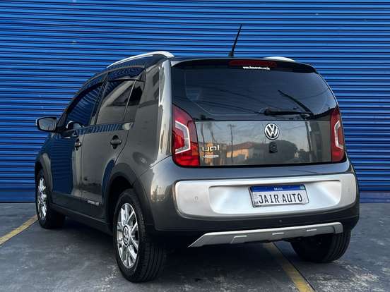 VOLKSWAGEN-CROSS UP-2015