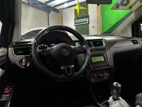 VOLKSWAGEN-FOX-2014