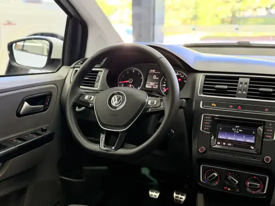 VOLKSWAGEN-FOX-2015