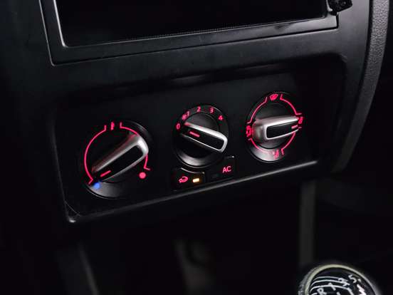 VOLKSWAGEN-FOX-2011