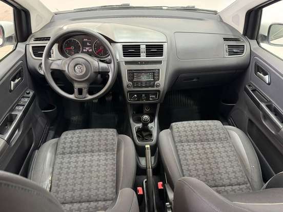 VOLKSWAGEN-FOX-1.0 MI COMFORTLINE 8V FLEX 4P MANUAL VOLKSWAGEN-FOX-2014