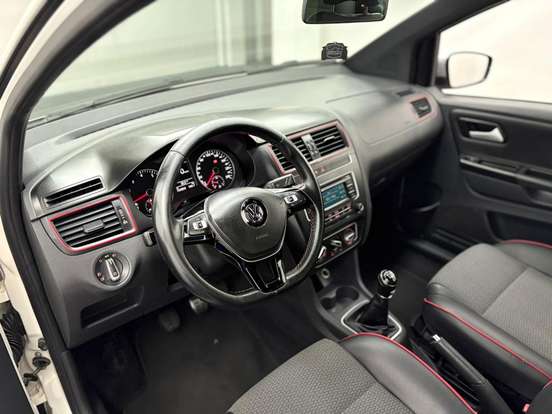 VOLKSWAGEN-FOX-2015