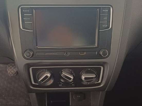 VOLKSWAGEN-FOX-2021