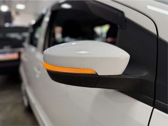 VOLKSWAGEN-FOX-2014