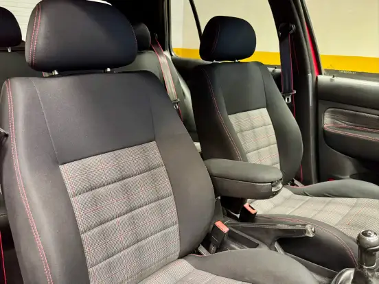 VOLKSWAGEN-GOLF-2002