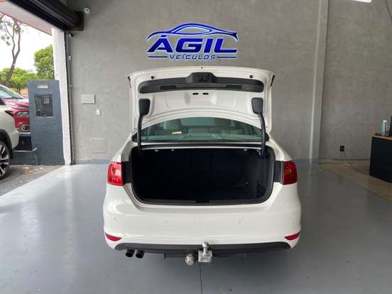 VOLKSWAGEN-JETTA-2013
