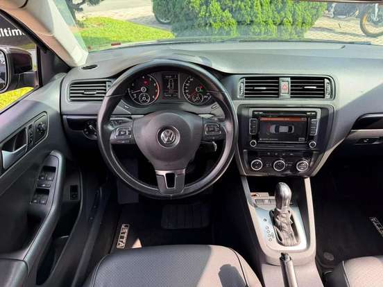 VOLKSWAGEN-JETTA-2.0 COMFORTLINE FLEX 4P TIPTRONIC VOLKSWAGEN-JETTA-2014