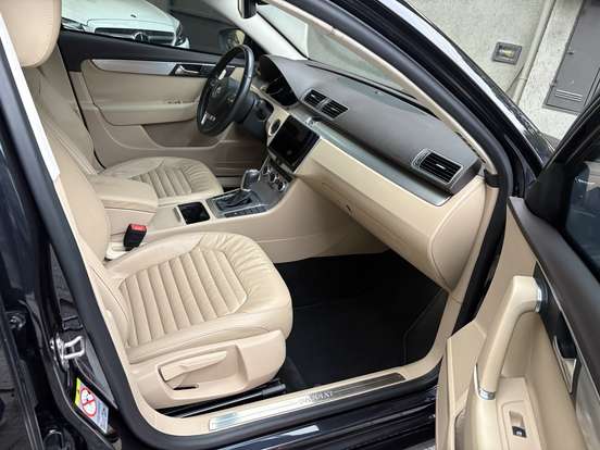 VOLKSWAGEN-PASSAT VARIANT-2013