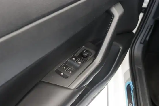 VOLKSWAGEN-POLO-2023