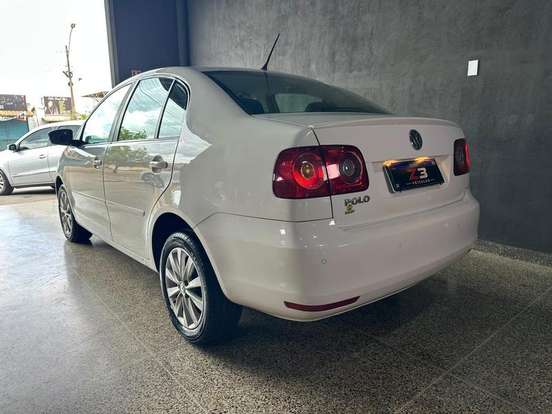VOLKSWAGEN-POLO-2011