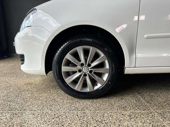 VOLKSWAGEN-POLO-2011