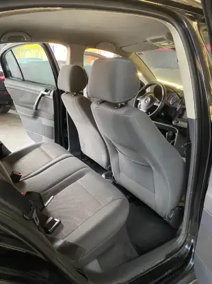 VOLKSWAGEN-POLO SEDAN-2010