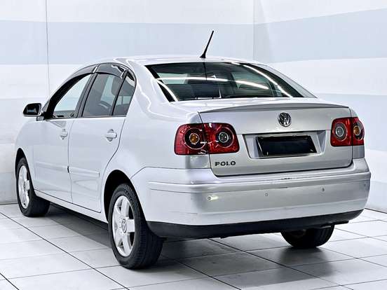 VOLKSWAGEN-POLO SEDAN-2010