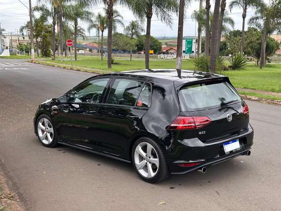 VOLKSWAGEN-GOLF-2017