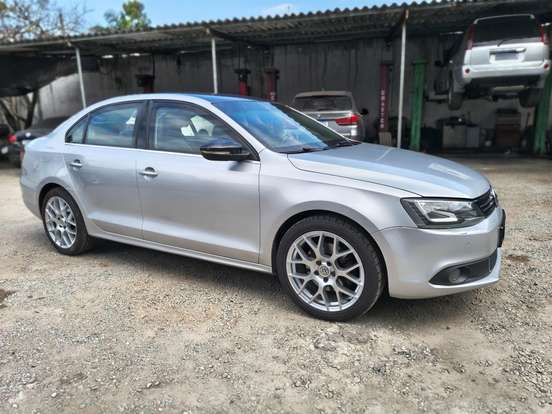 VOLKSWAGEN-JETTA-2013
