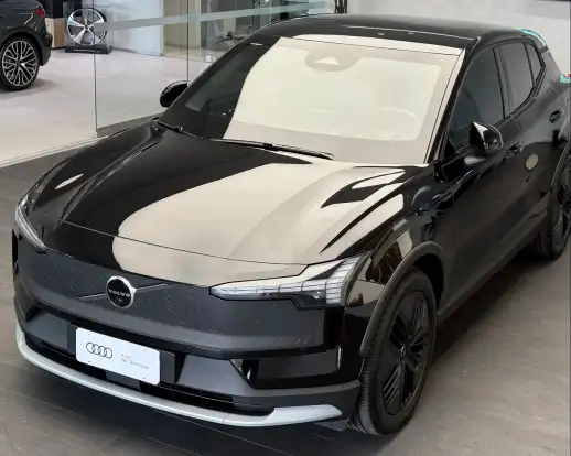 VOLVO-EX30-2025