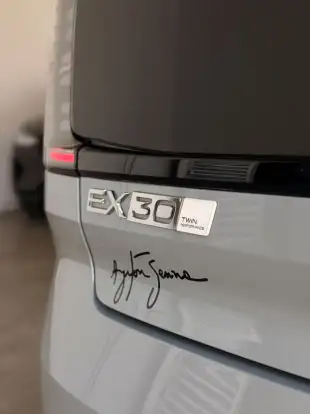 VOLVO-EX30-2025