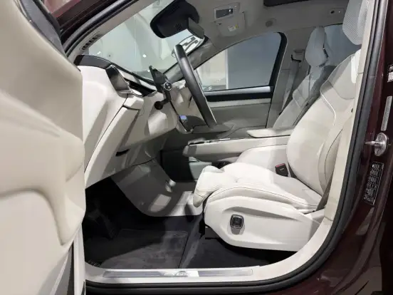 VOLVO-EX90-2025
