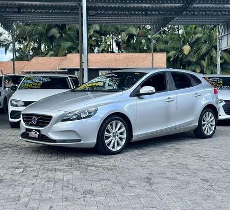 VOLVO-V40-2015