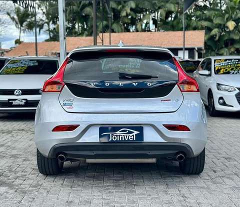 VOLVO-V40-2015