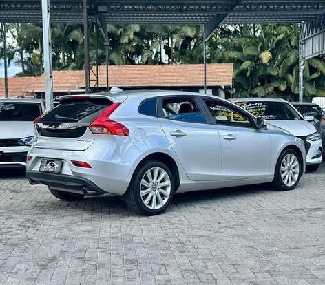 VOLVO-V40-2015