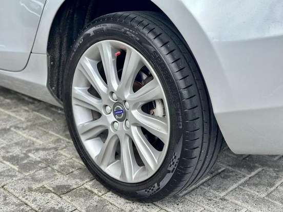 VOLVO-V40-2015