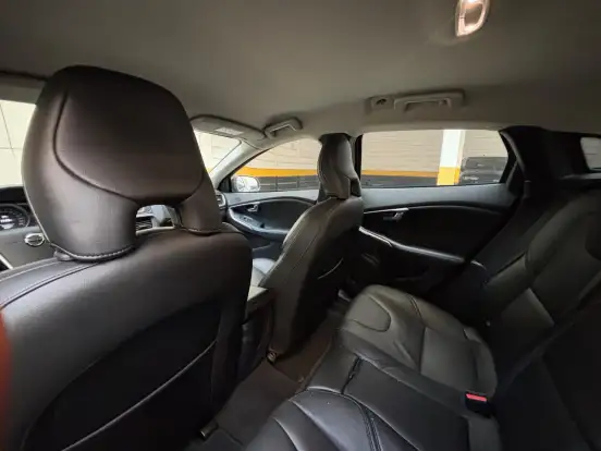 VOLVO-V40-2.0 T4 KINETIC GASOLINA 4P AUTOMÁTICO VOLVO-V40-2019