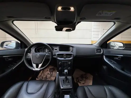 VOLVO-V40-2.0 T4 KINETIC GASOLINA 4P AUTOMÁTICO VOLVO-V40-2019