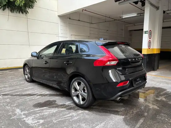 VOLVO-V40-2.0 T4 KINETIC GASOLINA 4P AUTOMÁTICO VOLVO-V40-2019