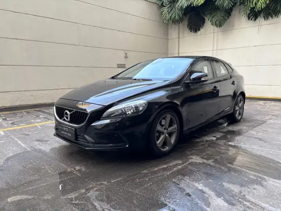 VOLVO-V40-2019