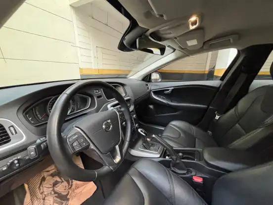 VOLVO-V40-2019