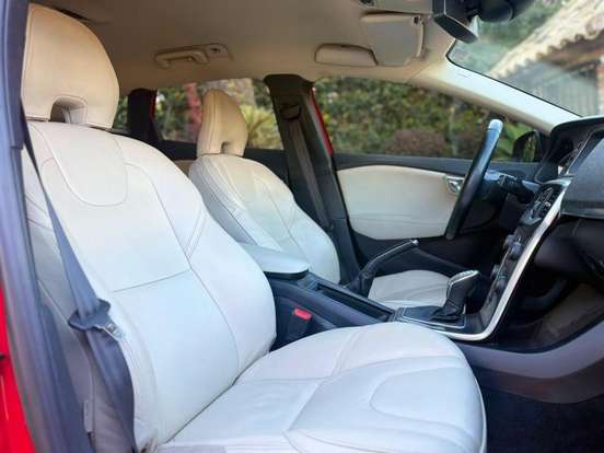 VOLVO-V40-2013