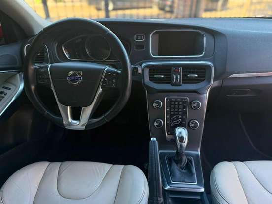 VOLVO-V40-2013