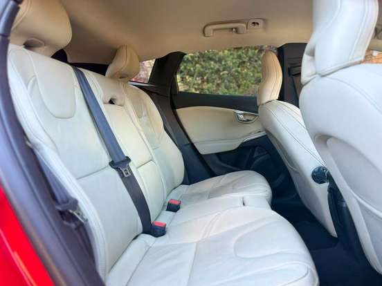 VOLVO-V40-2013