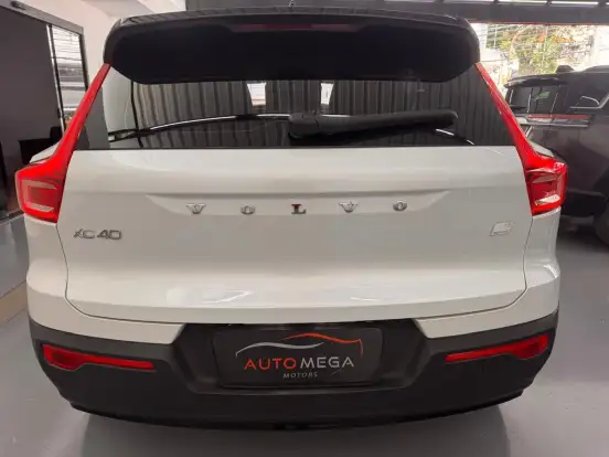 VOLVO-XC40-2020