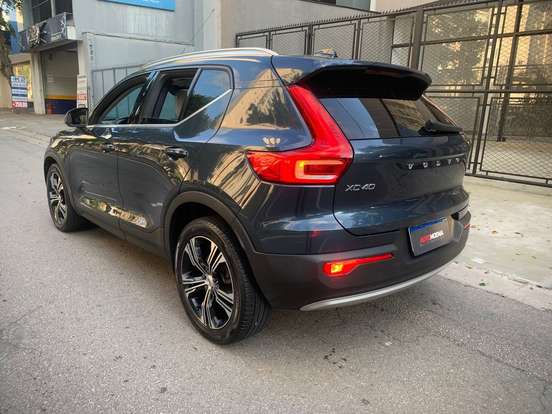 VOLVO-XC40-2021