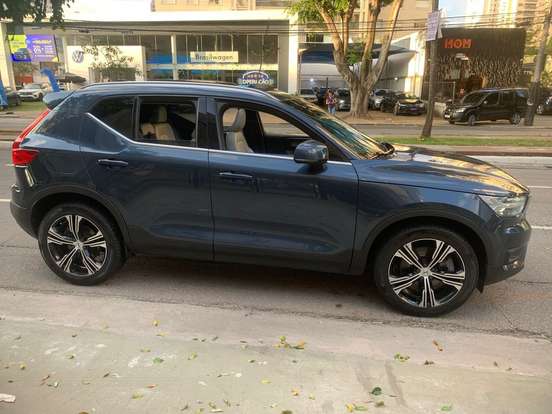VOLVO-XC40-2021