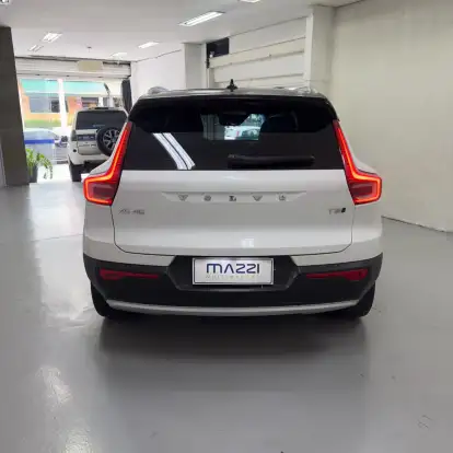 VOLVO-XC40-2018