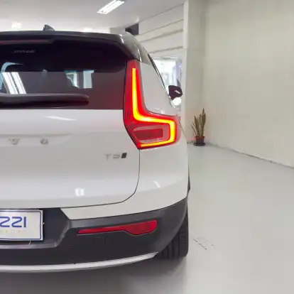 VOLVO-XC40-2018
