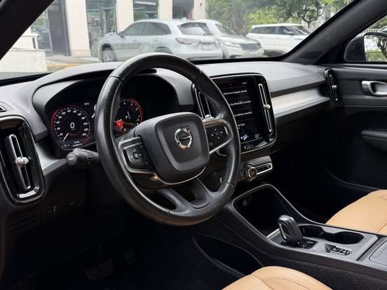 VOLVO-XC40-2019