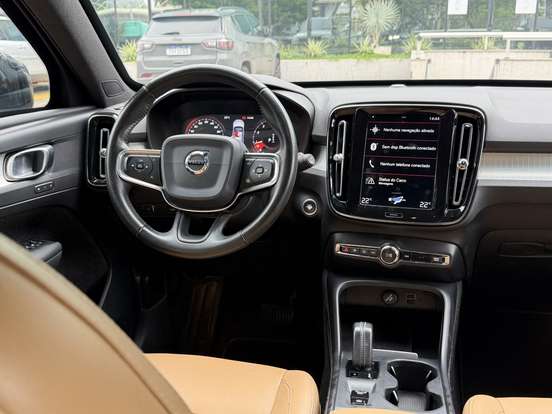 VOLVO-XC40-2019