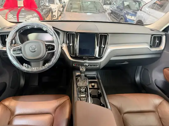 VOLVO-XC60-2.0 T5 GASOLINA MOMENTUM AWD GEARTRONIC VOLVO-XC60-2019