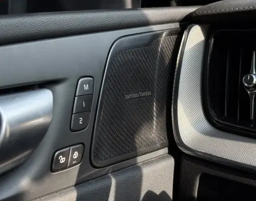 VOLVO-XC60-2023