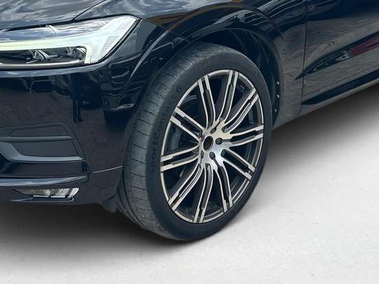 VOLVO-XC60-2018