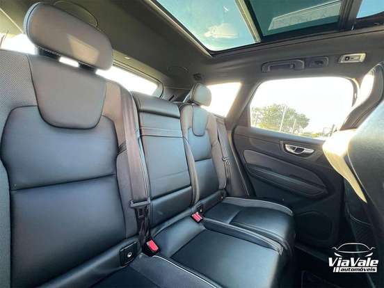 VOLVO-XC60-2020