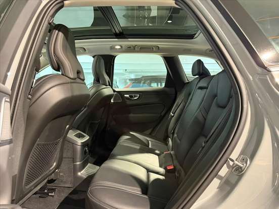 VOLVO-XC60-2025