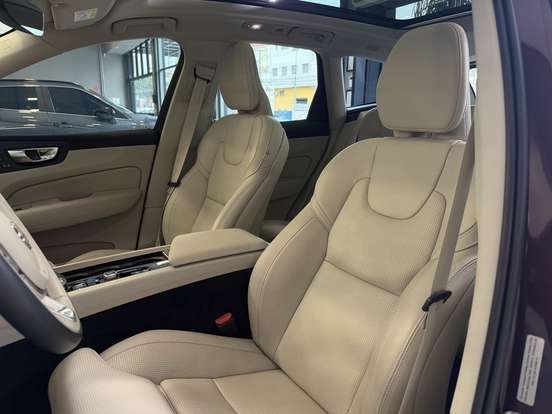 VOLVO-XC60-2025