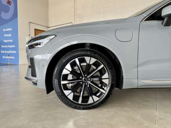 VOLVO-XC60-2025