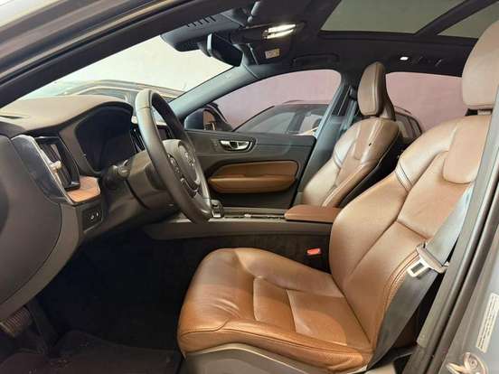 VOLVO-XC60-2022
